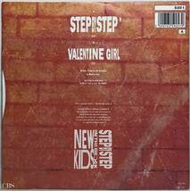 【英7】 NEW KIDS ON THE BLOCK / STEP BY STEP / VALENTINE GIRL / 1990 UK盤 7インチシングルレコード EP 45 試聴済_画像2