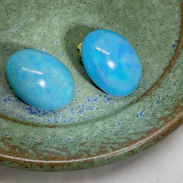 ファッションポイントになる青空色の陶器ピアス 天然石 イヤリング