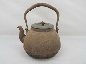 1N240226　龍文堂造 鉄瓶 蓋裏刻印 龍 竜 紋章 茶器 茶道具 煎茶道具 年代物 重量約1.5㎏ 20×16㎝ 現状品