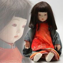 X895. 市松人形 正絹着物 前掛け ビスクドール おかっぱ赤い瞳の女の子 体長40ｃｍ / 日本人形伝統工芸_画像1