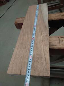 くるみ　胡桃　No.240206-D　無垢　乾燥材　板（長さ560㎜ｘ幅160㎜ｘ厚み30㎜）1枚　木材　DIY　棚板　小物作りに