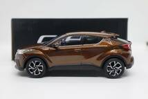 J0915 T L ☆1/30 トヨタ　C-HR 非売品　ミニカー　カラーサンプル　４U3　ダークブラウンマイカメタリック_画像3