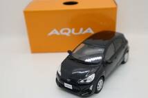 J1096(9) Y ★TOYOTA AQUA ミニカー トヨタ 1/30 カラーサンプル 色見本 非売品 TOYOTA ★(5)209　S ブラックマイカ_画像1