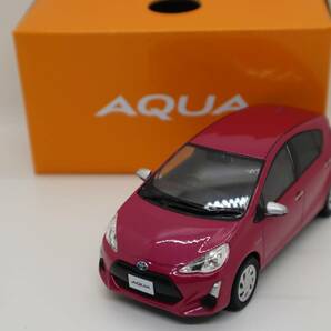 J1098(9) Y ★TOYOTA AQUA ミニカー トヨタ 1/30 カラーサンプル 色見本 非売品 TOYOTA ★(7)3S7 S チェリーパールクリスタルシャインの画像1