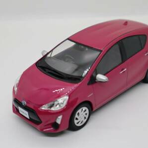 J1098(9) Y ★TOYOTA AQUA ミニカー トヨタ 1/30 カラーサンプル 色見本 非売品 TOYOTA ★(7)3S7 S チェリーパールクリスタルシャインの画像2