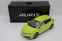 J1062(9)　Ｙ　 1/30 トヨタ 新型オーリス ハイブリッド AURIS 非売品 カラーサンプル ミニカー(6)6W2　シトラスマイカメタリック_画像1