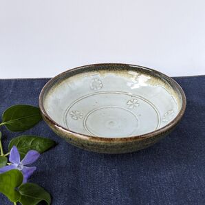白い花模様の中鉢 煮物鉢 【手仕事 民藝 和 陶器】