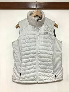 き1307 THE NORTH FACE ノースフェイス 中綿ベスト M レディース ライトグレー形 アウトドア PRIMALOFT NEVER STOP EXPLORING ロゴ刺繍 