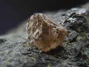 【ジオラマ】ダイヤモンドonキンバーライト　ダイアモンド　キンバリー石　原石　標本