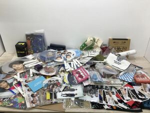 ジャニーズ ( 関ジャニ JUMP キスマイ 嵐 ) 等 カレンダー 写真 ライブ タオル バッグ キーホルダー 等 グッズ 12kg まとめ セット[C1508]