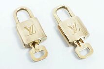 【良好品】Louis Vuitton パドロック 鍵 南京錠 ゴールド 金 カデナ チャーム キー 2個セット PADLOCK バッグ用品 アクセサリー 302_画像5