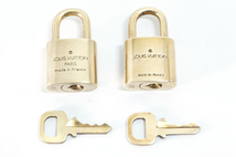 【美品】Louis Vuitton パドロック 鍵 南京錠 ゴールド 金 カデナ チャーム キー 2個セット PADLOCK バッグ用品 アクセサリー 317 318_画像4