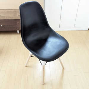 シェルチェア ブラック WDC-02BKおしゃれで座り心地の良いチェア　キッチン椅子 座面の形状が体にフィットし座り心地のよいチェア木製の脚