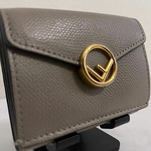 FENDI 財布　二つ折り　エフイズ　レター型　ベージュ　ロゴ金具　レザー