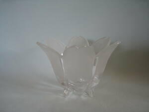 ガラス製　　　　花型三つ足フラワーベース　　スリガラスと透明のコントラスト