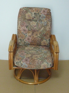 【中古品】籐　ラタン　リクライニング回転座椅子　籐家具　ラタン　アームチェア　肘付き椅子　回転　椅子　リクライングチェア