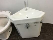 【中古】TOTOトイレ便器(床下排水)☆洋式便器「C14RS」と三角タンク「S670B](隅付タンク隅付きタンクのセット#SC1(パステルアイボリー)_画像2