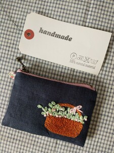 ハンドメイド＊手刺繍＊バスケットかごに花＊リネン＊濃紺＊ファスナー開閉＊キルト綿入り