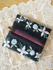 ハンドメイド◆手刺繍◆ファスナー開閉◆草花刺繍◆黒デニム