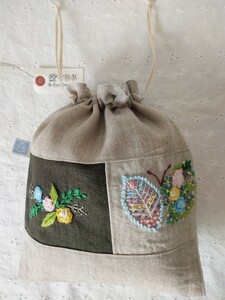 ハンドメイド◆手刺繍◆蝶々薔薇草花◆リネン100◆巾着◆てんとう虫とりんごのはさみタグがかわいい◆裏地コットンレース薔薇柄