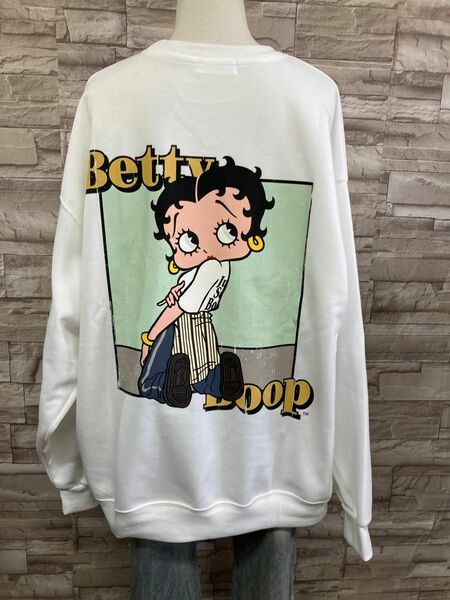 新品　ベティちゃん　プリントトレーナー　BettyBoop ベティブープ　ダメージバックスタイル　ホワイト