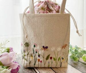 handmade野花の手刺繍 巾着型トートバッグ(内布ピンク)ハンドメイド コットンリネン 花柄刺しゅう プレゼントに！ホワイトデー