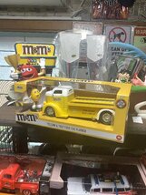 m&m's エムアンドエムズ　ミニカー イエロー　1:24 M&M'S 1947 FORD COE FLATBED_画像10