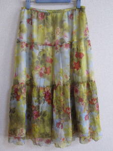 美品　クリスチャンオジャール　シルク素材　綺麗な柄のふんわりスカート　６７－９５