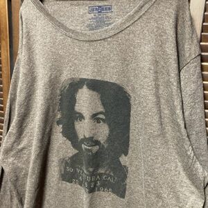 ACQT 1スタ 茶色 長袖 Tシャツ チャールズマンソン シリアルキラー 殺人鬼 - 90s 00s ビンテージ アメリカ 古着 ベール 卸 仕入れ