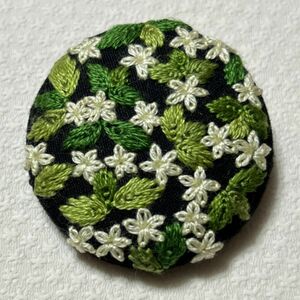 刺繍ブローチ　若葉と小花　新緑　ハンドメイド　くるみボタン