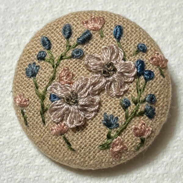 刺繍ブローチ　くすみピンク　ベージュ系　花　ハンドメイド　くるみボタン　