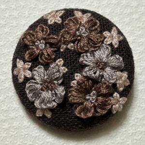 刺繍ブローチ　茶系　ふっくら花　ハンドメイド　くるみボタン