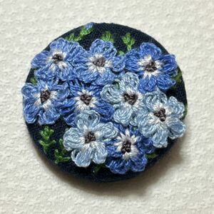 刺繍ブローチ　ネモフィラ　瑠璃唐草　ハンドメイド　 手刺繍　 刺繍くるみボタン