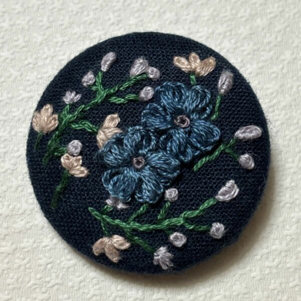 刺繍ブローチ　ネイビー系　小花　 刺繍くるみボタン 手刺繍 ハンドメイド