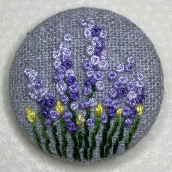 刺繍ブローチ　紫色系　花　 ハンドメイド　刺繍くるみボタン