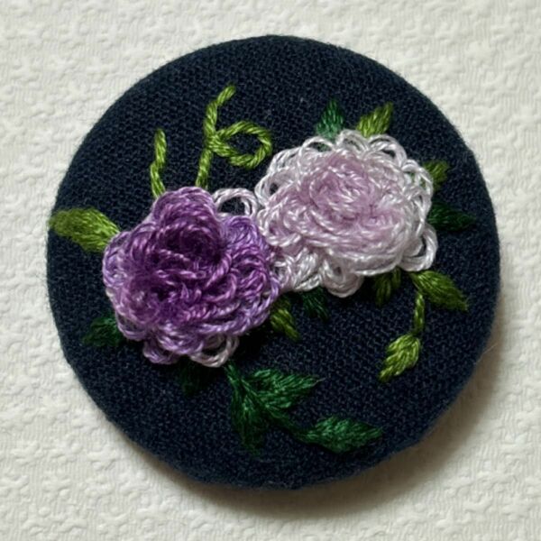 刺繍ブローチ　明るい紫色系　もこもこ花　ハンドメイド　くるみボタン