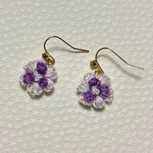 刺繍ピアス/イヤリング　ハンドメイド　明るめの紫色系　花　 フックピアス