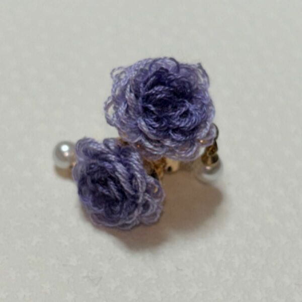 刺繍イヤリング　紫色系　もこもこお花イヤリング　 ハンドメイド