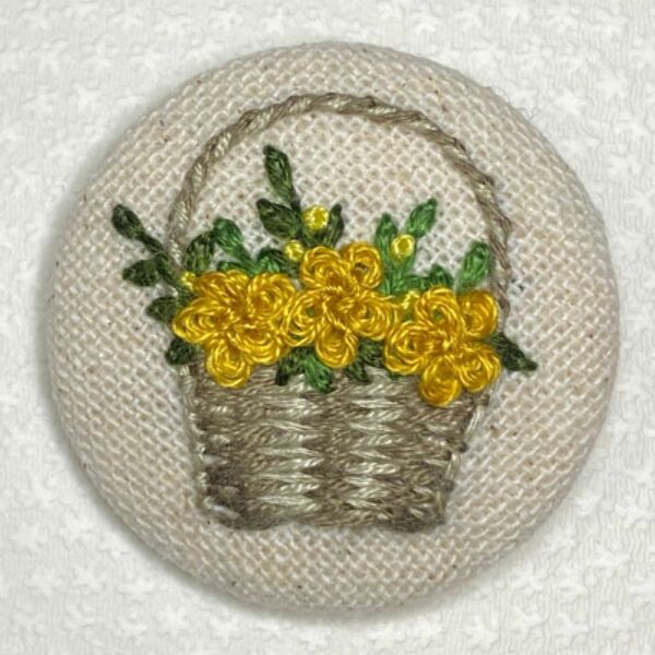 刺繍ブローチ　花かご　濃い黄色系お花　ハンドメイド　 くるみボタン