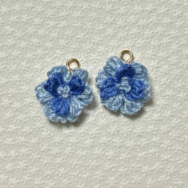 刺繍ピアス/イヤリング　明るめの青色系　花　 ハンドメイド