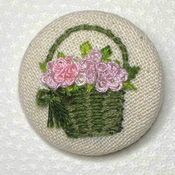 刺繍ブローチ　濃い緑色花かごリボン　ピンク濃淡　花　ハンドメイド　 刺繍くるみボタン