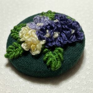 刺繍ブローチ　ジュリアン　紫色系　花　刺繍くるみボタン ハンドメイド