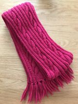 マフラー 手編み　縄編み　フリンジ つき　ショッキングピンク_画像2