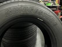 2t3t トラックタイヤ６本です。BRIDGESTONE R225 215/70R17.5 123/121J 2022年製_画像2