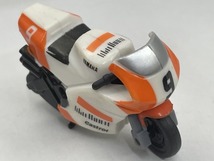 ■★サントリーボス　走る！最速バイクコレクション　MotoGP（1缶用） YAMAHA 1996 YZR500(白/オレンジ・No.9）_画像3