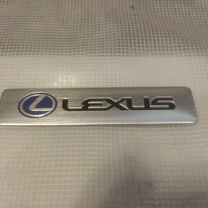 【送料込】LEXUS エンブレムプレート シルバー 縦2.7cm×横12cm×厚1mm アルミ製 