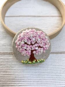 ハンドメイド　刺繍　くるみボタン　ブローチ 桜