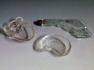 小さなもの⑥　古いガラス玩具　ゼリー型２点（金魚・みかん）とピストル型金平糖瓶　/ペロペロ ぺろぺろ ままごと 氷コップ