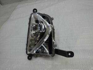 前期 ZVW50/ZVW51/ZVW55 プリウス 純正右フォグランプ 右フォグライト LED KOITO 47-83