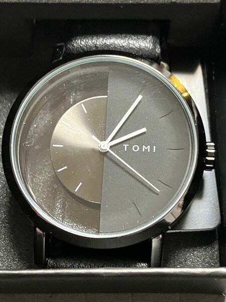 メンズアナログクォーツ時計TOMI 未使用新品ですが外箱に傷有ります！それ以外に問題無いです！